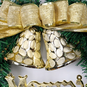 Couronne de Noël avec cloches dorées, nœud en soie et aiguilles vertes décoratives
