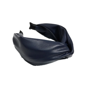 Serre-tête large en cuir PU bleu foncé avec nœud croisé sur fond blanc pour femme chic