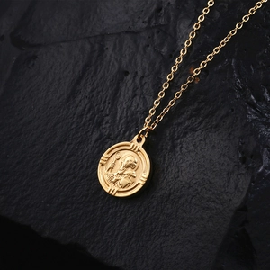 Collier en or 18 carats avec pendentif pièce et portrait en relief sur pierre sombre