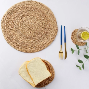 Vista superior de manteles y posavasos de paja tejida natural con cubiertos
