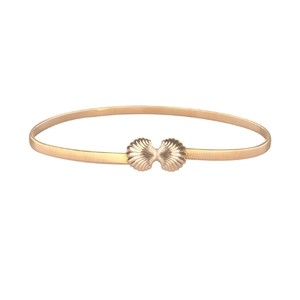 Elegant gold metal stretch belt for dresses with a polished scallop-shaped buckle detail
