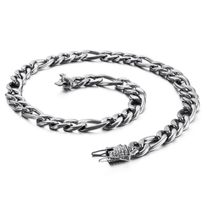 Collana a catena Figaro argento con chiusura a scatola con diamanti su sfondo bianco