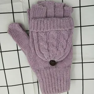 Détail de gants tricotés lavande avec torsades et bouton brun pour le rabat amovible