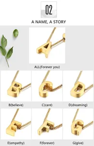 Detailansicht von goldenen Herz-Alphabet-Anhängern aus Titanstahl an Boxketten