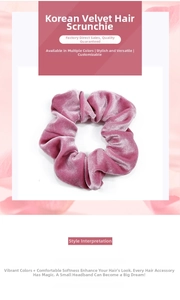 Vue détaillée de la texture en velours mauve doux et du design plissé du chouchou