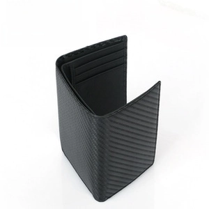Dettaglio portafoglio nero in pelle RFID con trama in carbonio e design a tre pieghe