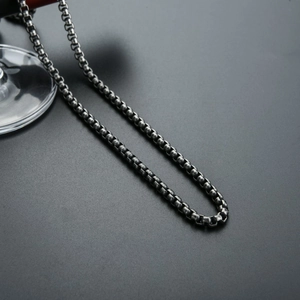 Vue macro d'un collier chaîne vénitienne en acier inoxydable 316L argenté vintage