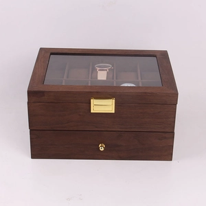 Vue détaillée du coffret à montres double couche en bois de noyer avec couvercle en verre clair