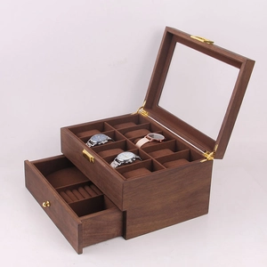 Détail de la boîte à montres double couche en noyer avec tiroir et ferrures dorées chic
