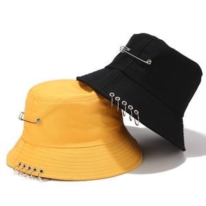 Chapeau bob en toile style urbain avec anneaux métalliques et épingle en noir et jaune