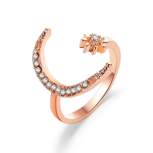 Anello stella e luna oro rosa regolabile con zirconi su sfondo bianco