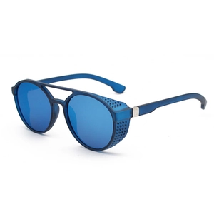 Detail der blauen Steampunk-Sonnenbrille mit Doppelsteg und seitlichen Netzblenden