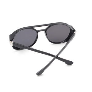 Detail der Steampunk Sonnenbrille mit Seitenschutz und mattschwarzem Doppelstegrahmen