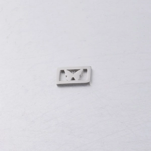 Détail d'un pendentif rectangulaire papillon en acier inoxydable pour création bijoux