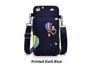 Détail du petit sac à téléphone bleu marine en nylon avec motifs montgolfières
