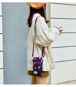 Sacoche bandoulière violette en nylon avec motif montgolfière portée par mannequin