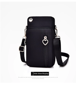 Détail latéral du sac bandoulière noir pour téléphone avec zip cœur et clips en métal