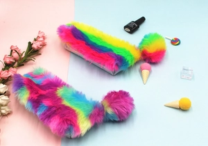 Dettaglio dell'astuccio in peluche arcobaleno colorato con un morbido pompon soffice