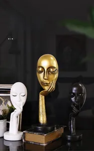 Macro-detail van abstracte hars gezichtssculpturen in goud, wit en zwart