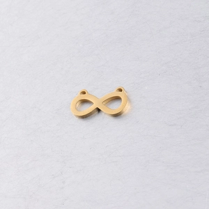 Macro-opname van gouden oneindigheid-connector met dubbele ringen voor het maken van sieraden