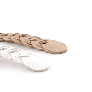 Ceinture tressée chic pour femmes avec boucle ronde en texture cuir beige et blanc
