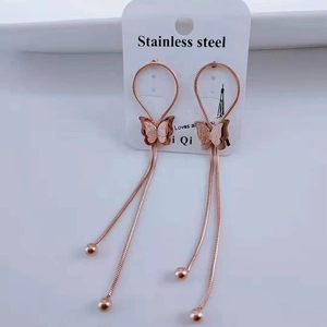 Detalle de los flecos de mariposa en acero inoxidable oro rosa y cadena de bolas