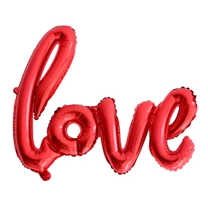 Detailansicht eines glänzend roten LOVE-Folienballons für Hochzeits- und Valentinstagsdeko
