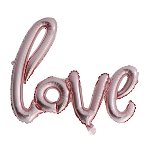 Detail eines roségoldenen Folienballons in Love-Schriftzug mit polierter Metalloptik