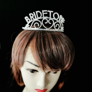 Vue détaillée d'une couronne argentée en strass avec l'inscription Bride To Be élégante