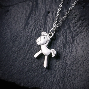 Collier avec pendentif cheval à bascule argenté en acier titane plaqué or 18 carats