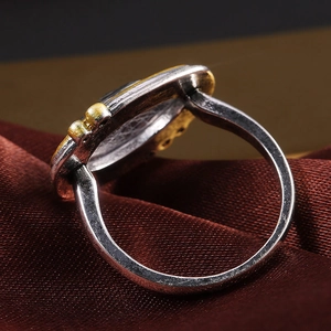 Vue macro détaillée de la bague vintage en argent avec motifs ethniques gravés