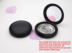 Boîtier vide noir pour maquillage avec miroir intégré et pétales de fleurs roses