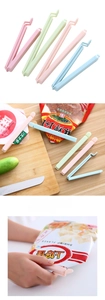 Vue en trois parties de clips de scellage en plastique coloré pour sacs de collation