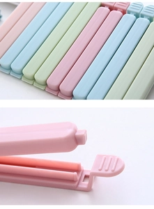 Gros plan de clips de fermeture en plastique colorés avec mécanisme de verrouillage