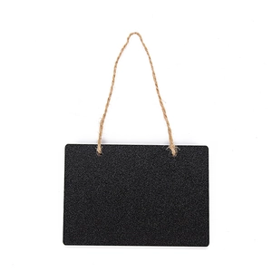 Mini lavagnetta 10x10cm fronte-retro in legno con corda di iuta su sfondo bianco