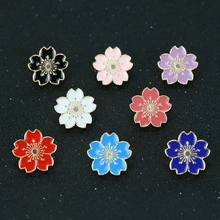 Set dettagliato di 8 spille a forma di fiore sakura in smalto colorato assortito