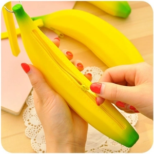 Creative silicone banana coin purse with zipper closure and portable metal hook