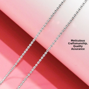 Vista macro della catena di perline in argento sterling 925 con delicate maglie tonde