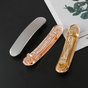 Tre fermagli per capelli ovali in metallo nei colori argento, oro e oro rosa lucido