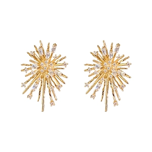 Sparkling starburst zircon earrings in gold-plated metal with radiant fireworks design