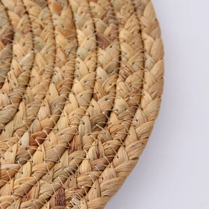 Detalle de primer plano de la textura de fibra natural tejida a mano en un mantel individual redondo