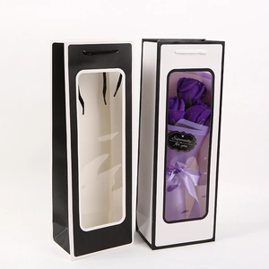 Detailansicht der Wein-Geschenktüten mit PVC-Fenster und elegantem Seifenblumenstrauß