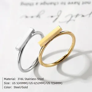 Anelli a barra minimalisti in acciaio inossidabile oro e argento su carta da esposizione