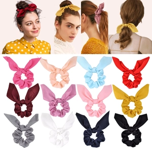 Dettaglio di 12 elastici in raso multicolore con decorazioni a orecchie di coniglio