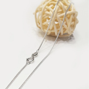 Macro shot of S925 sterling silver curb chain with spring clasp and hallmark detail