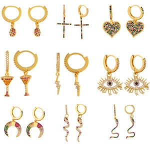 Détails de boucles d'oreilles créoles dorées avec divers pendentifs et zircons colorés