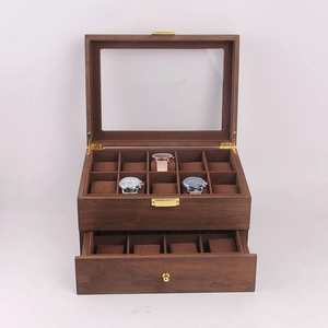 Détail d'un coffret à montres en bois de noyer à deux niveaux avec couvercle vitré