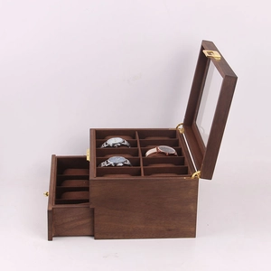 Vue détaillée de la boîte à montres en bois vintage à deux couches avec tiroir
