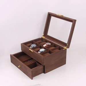 Vue détaillée du coffret à montres en bois de noyer à deux niveaux avec tiroir et vitre