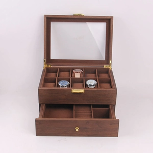 Détail de boîte à montres double couche en bois foncé avec couvercle en verre et tiroir